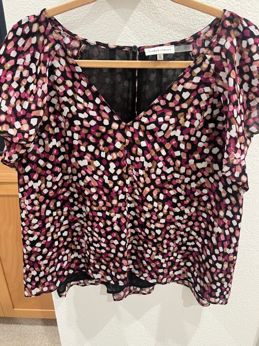 Calvin Klein Women’s Printed V-Neck Flutter Sleeve Top in Multi Pink XL